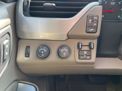 Used 2018 GMC Yukon XL SLT w/ Open Road Package AWD/4WD image 29