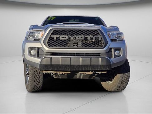 Used 2017 Toyota Tacoma TRD Sport image 3