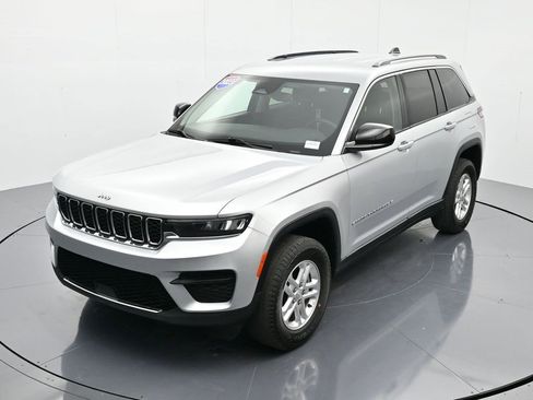 Used 2023 Jeep Grand Cherokee Laredo image 28