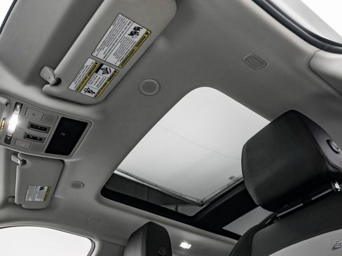 Used 2024 Land Rover Range Rover Evoque Dynamic SE image 35