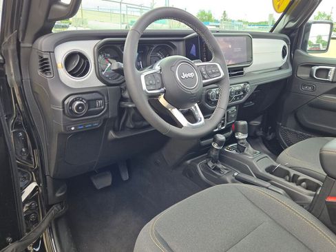 Used 2025 Jeep Wrangler Unlimited Sahara w/ Safety Group AWD/4WD image 19