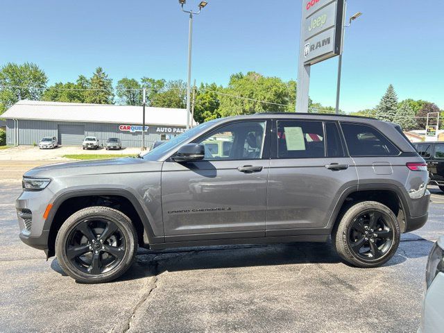 Used 2022 Jeep Grand Cherokee Altitude AWD/4WD image 6