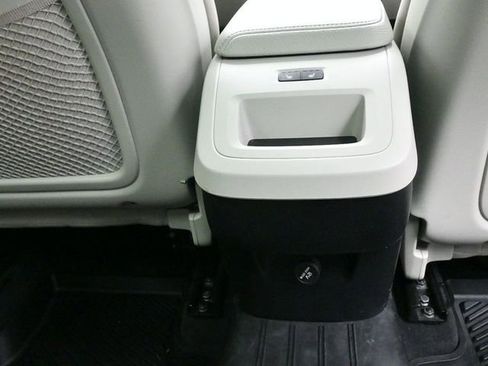 Used 2019 Volvo XC60 T6 Momentum w/ Advanced Package image 18