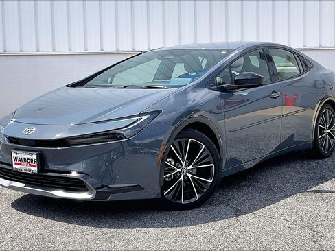 Used 2025 Toyota Prius XLE FWD image 2