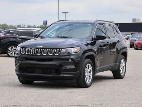 Used 2024 Jeep Compass Latitude AWD/4WD image 6