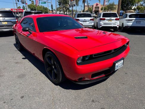 Used 2015 Dodge Challenger SXT RWD image 2