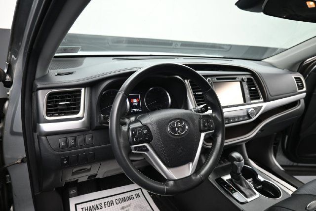 Used 2019 Toyota Highlander Plus AWD/4WD image 12