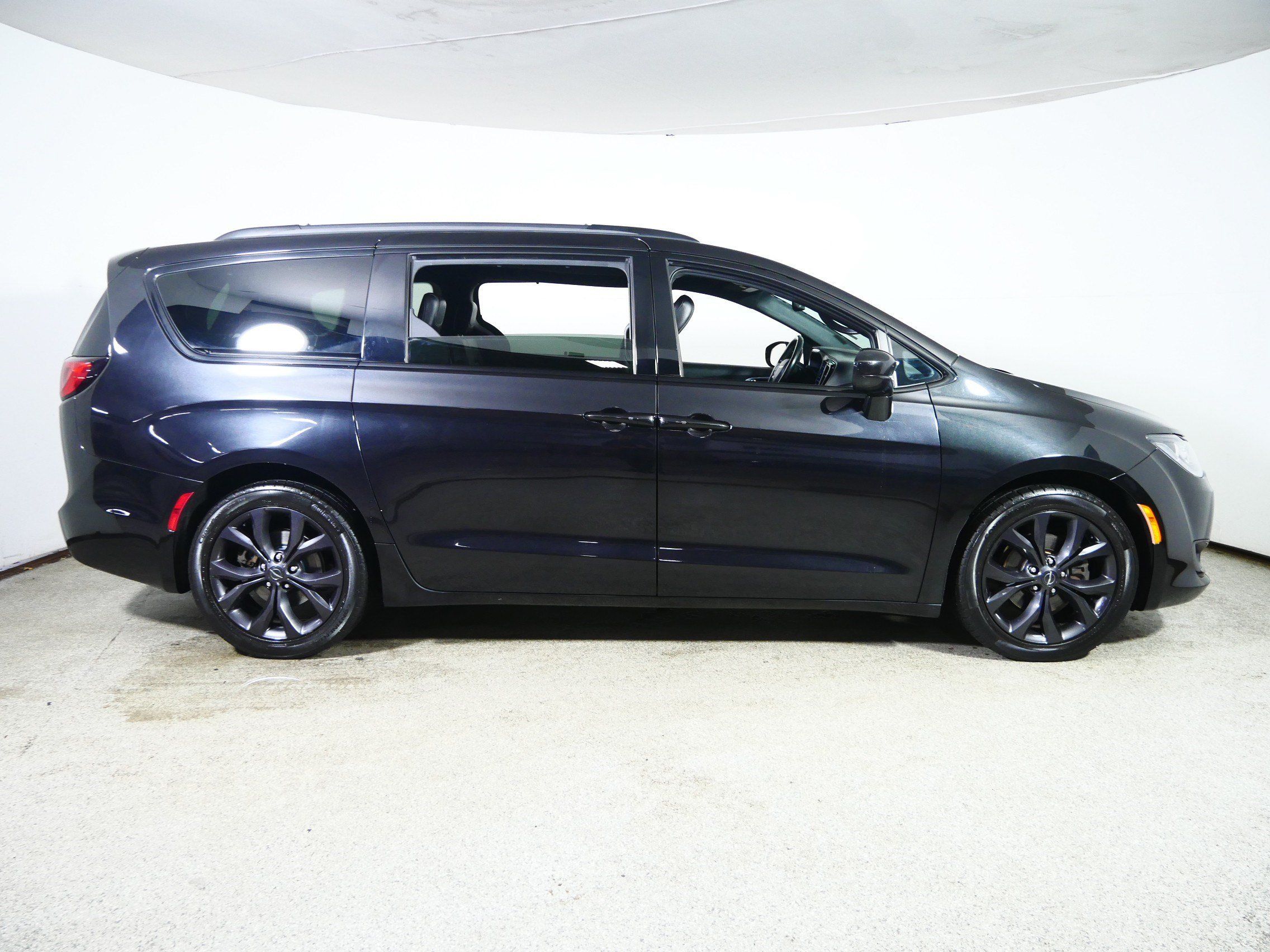 Used 2020 Chrysler Pacifica Touring-L FWD image 8