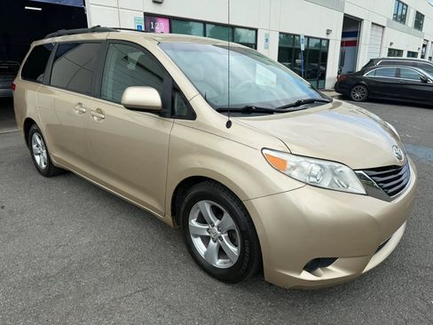 Used 2011 Toyota Sienna LE FWD image 8