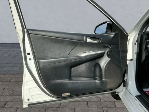 Used 2012 Toyota Camry SE image 9