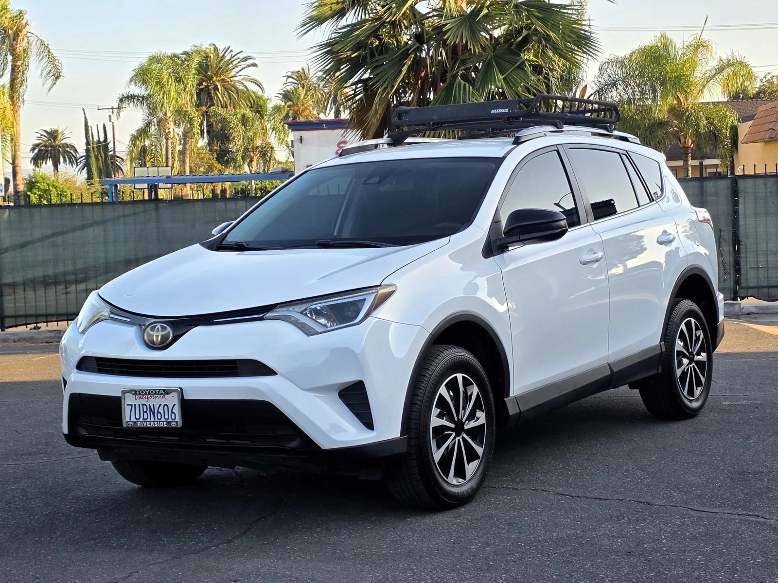 Used 2017 Toyota RAV4 LE FWD image 1