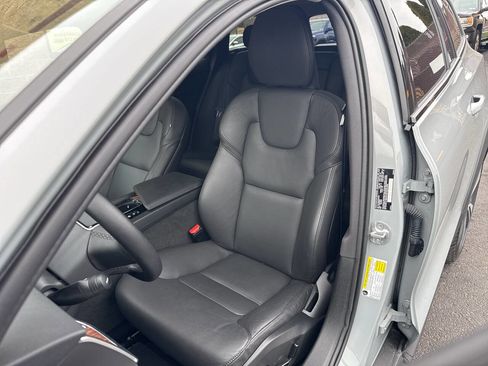 Used 2025 Volvo V60 B5 Cross Country Plus image 40