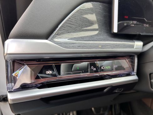 Used 2025 BMW 750e xDrive w/ Executive Package image 26