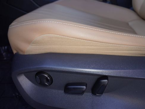 Used 2023 Volkswagen Tiguan SE image 13