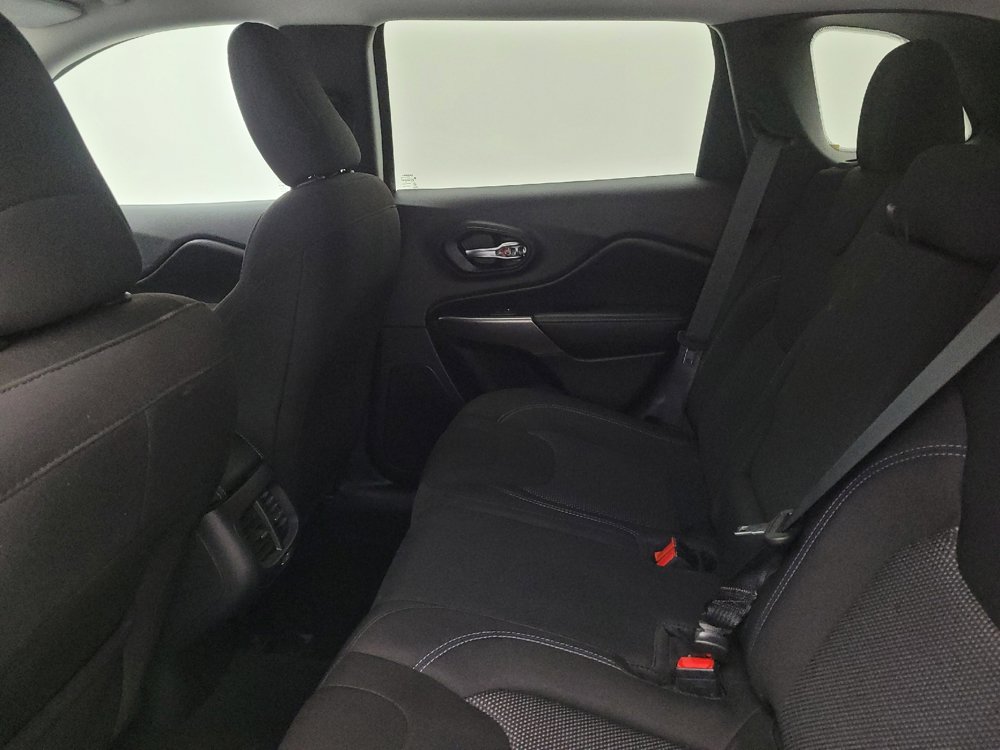 Used 2019 Jeep Cherokee Latitude w/ Popular Appearance Group AWD/4WD image 18