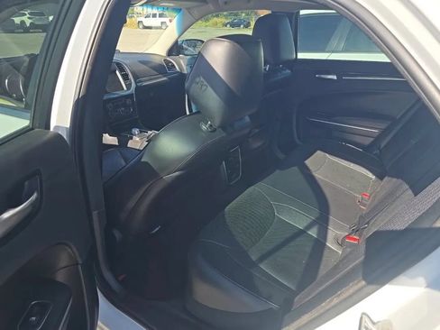 Used 2019 Chrysler 300 Limited AWD/4WD image 9