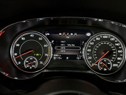 Used 2017 Bentley Bentayga AWD/4WD image 36