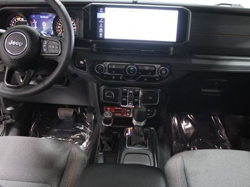 Used 2025 Jeep Wrangler Unlimited Rubicon image 28