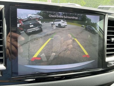 Used 2024 Chrysler Pacifica Touring-L FWD image 16