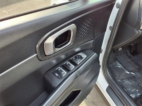 Used 2023 Kia Sorento LX image 12