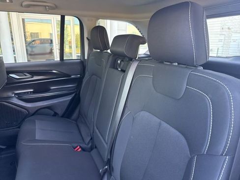 Used 2023 Jeep Grand Cherokee Laredo image 14