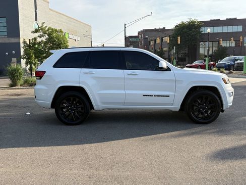 Used 2021 Jeep Grand Cherokee Laredo X AWD/4WD image 8