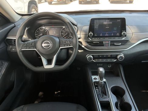 Used 2025 Nissan Altima 2.5 SV FWD image 14