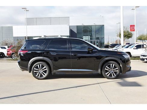 Used 2024 Nissan Pathfinder Platinum image 7