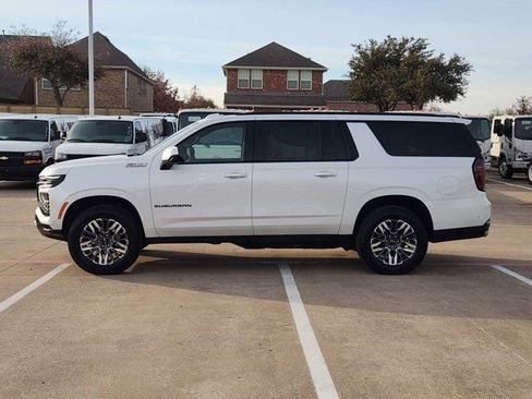 Used 2025 Chevrolet Suburban Z71 image 12