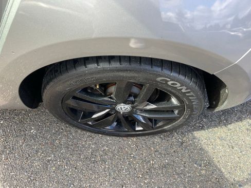 Used 2016 Volkswagen Golf S image 16