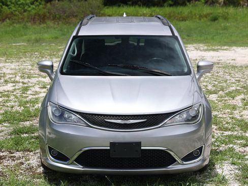 Used 2017 Chrysler Pacifica Touring-L FWD image 19