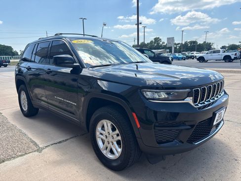 Used 2023 Jeep Grand Cherokee Laredo AWD/4WD image 7