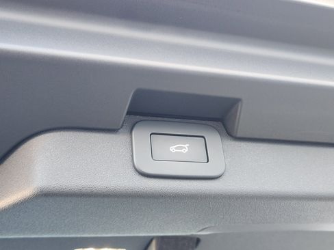 Certified 2023 Land Rover Discovery S R-Dynamic image 37