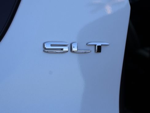 Used 2021 GMC Acadia SLT w/ Premium Package image 14