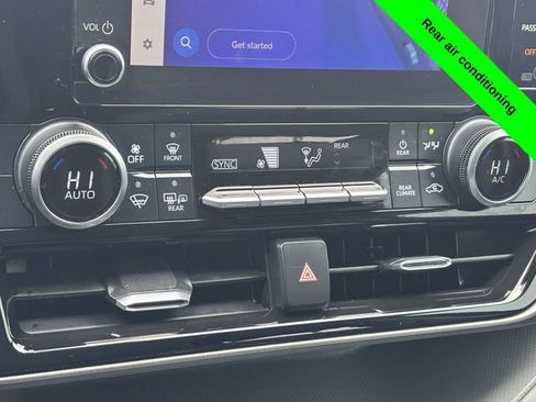 Used 2023 Toyota Highlander L image 17