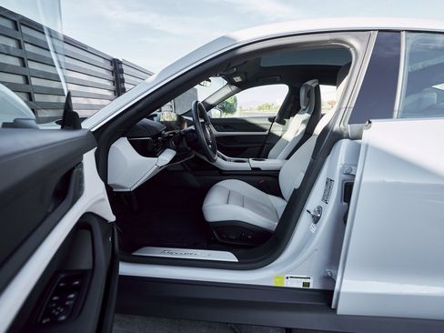 Used 2023 Porsche Taycan 4S w/ Premium Package image 30