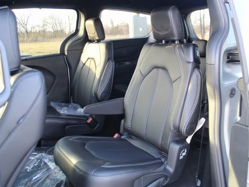 New 2026 Chrysler Pacifica Select image 29