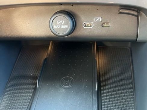 New 2025 Volvo XC40 B5 Core w/ Climate Package image 19