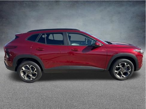 Used 2025 Chevrolet Trax LT w/ LT Convenience Package FWD image 13