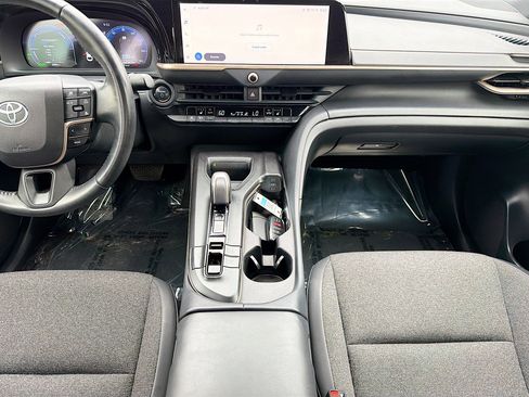 Used 2023 Toyota Crown Limited image 17