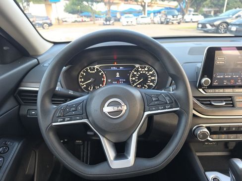 Used 2025 Nissan Altima 2.5 SV FWD image 14