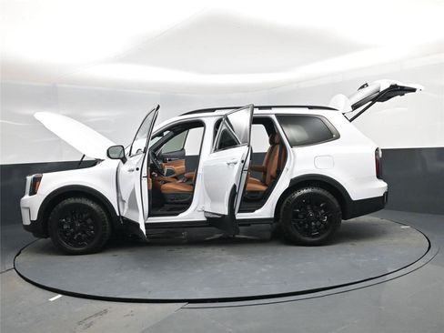 Used 2025 Kia Telluride AWD image 28