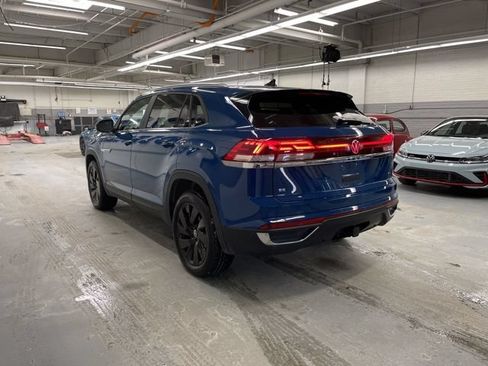 Used 2025 Volkswagen Atlas Cross Sport SE w/ Panoramic Sunroof Package AWD/4WD image 2