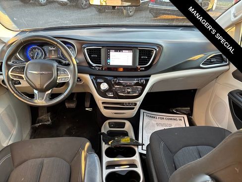 Used 2022 Chrysler Voyager LX FWD image 17