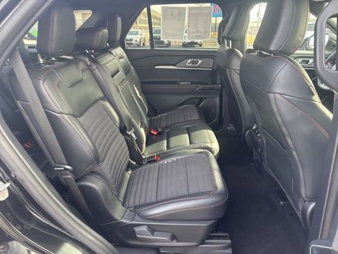 Used 2025 Ford Explorer ST-Line w/ ST-Line Street Pack image 21