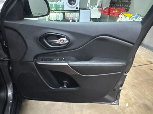 Used 2021 Jeep Cherokee Latitude Lux FWD image 29
