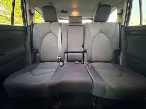 Used 2025 Toyota Highlander LE FWD image 40