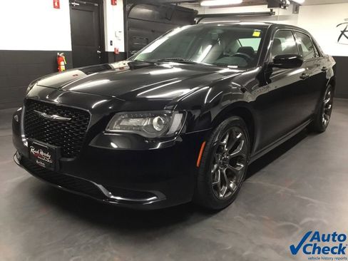 Used 2018 Chrysler 300 Touring w/ Sport Appearance Package image 5