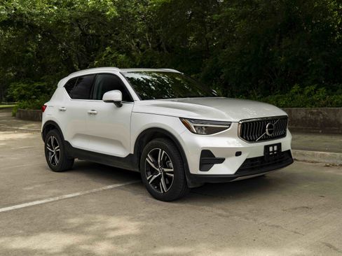 Used 2025 Volvo XC40 B5 Core AWD/4WD image 2