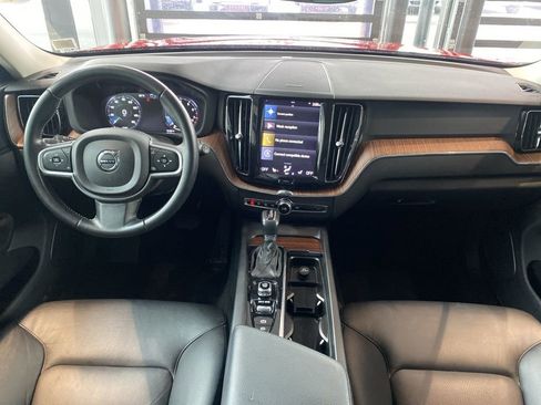 Used 2021 Volvo XC60 T6 Momentum image 8